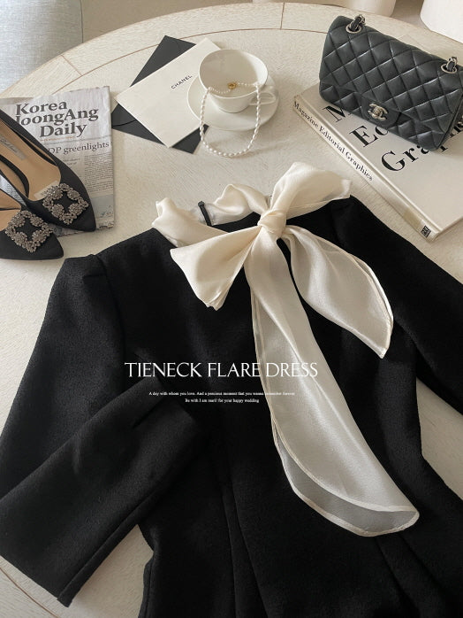 ブラックタイネック配色フレアドレス