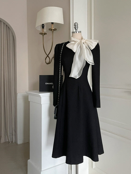 ブラックタイネック配色フレアドレス