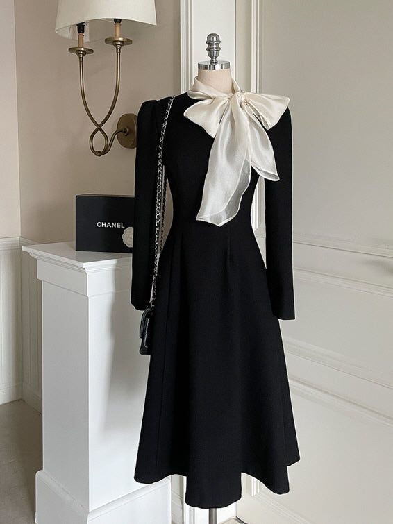ブラックタイネック配色フレアドレス