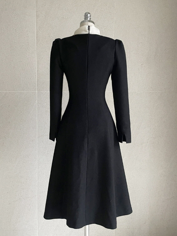 ブラックタイネック配色フレアドレス