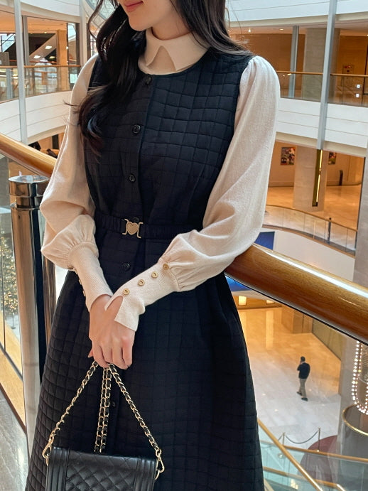 白い襟付きブラウスに黒のキルティングワンピースを重ね、ウエストベルトでシルエットを整えたきれいめ通勤スタイルのレディースコーデ商品画像