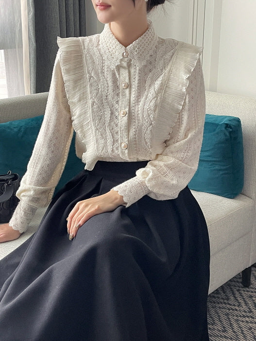 パールボタンのレースフリルブラウスを黒のフレアスカートにインして座る、上品フェミニンなきれいめ通勤コーデのClassic Classy商品画像。